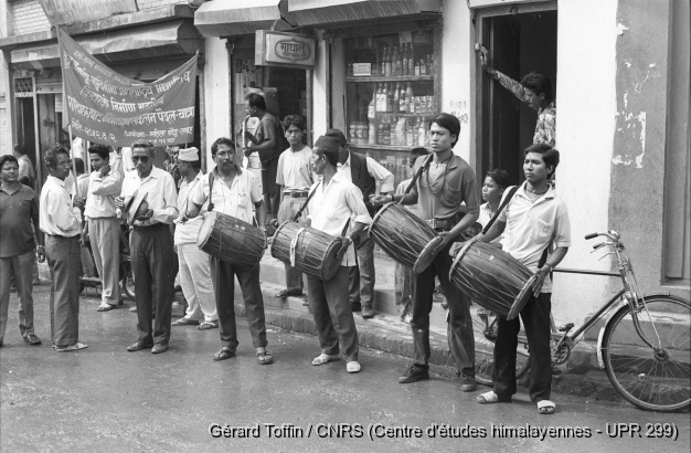 Indra Jatra à Kathmandu (1995) / Indra Jatra : musiciens Newar avec cymbales et tambours / Toffin, Gérard  / Kathmandu (Kathmandu district), Népal 