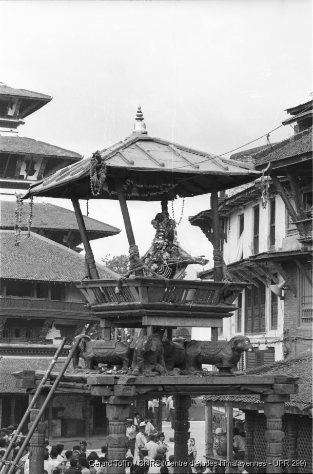 Indra Jatra à Kathmandu (1995) / Indra Jatra : échafaudage portant la statue d'Indra 
  / Toffin, Gérard  / Kathmandu (Kathmandu district), Népal 