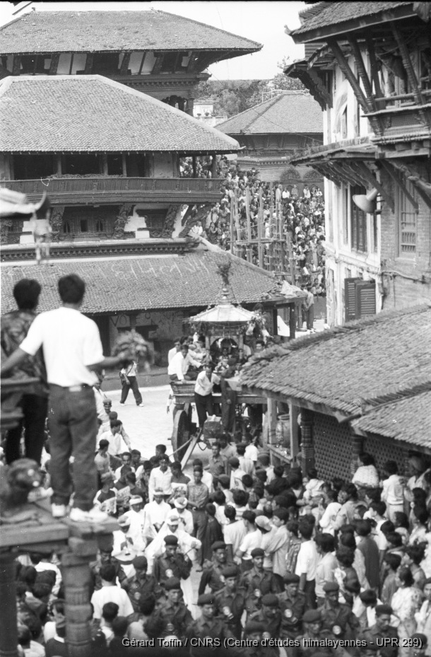 Indra Jatra à Kathmandu (1995) / Indra Jatra : Ganesh sur son char, procession accompagnant le départ du char de la Kumari (2e jour) / Toffin, Gérard  / Kathmandu (Kathmandu district), Népal 