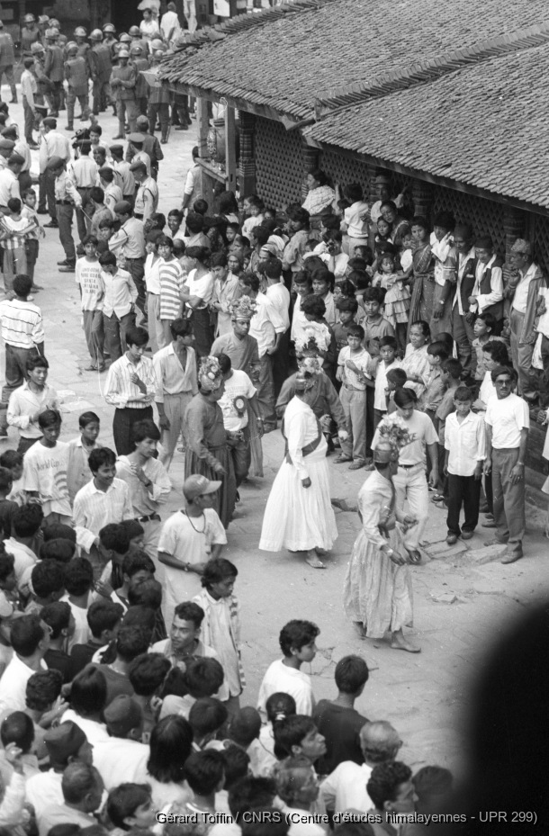 Indra Jatra à Kathmandu (1995) / Indra Jatra : procession accompagnant le départ du char de la Kumari (2e jour), les Panca Buddha / Toffin, Gérard  / Kathmandu (Kathmandu district), Népal 