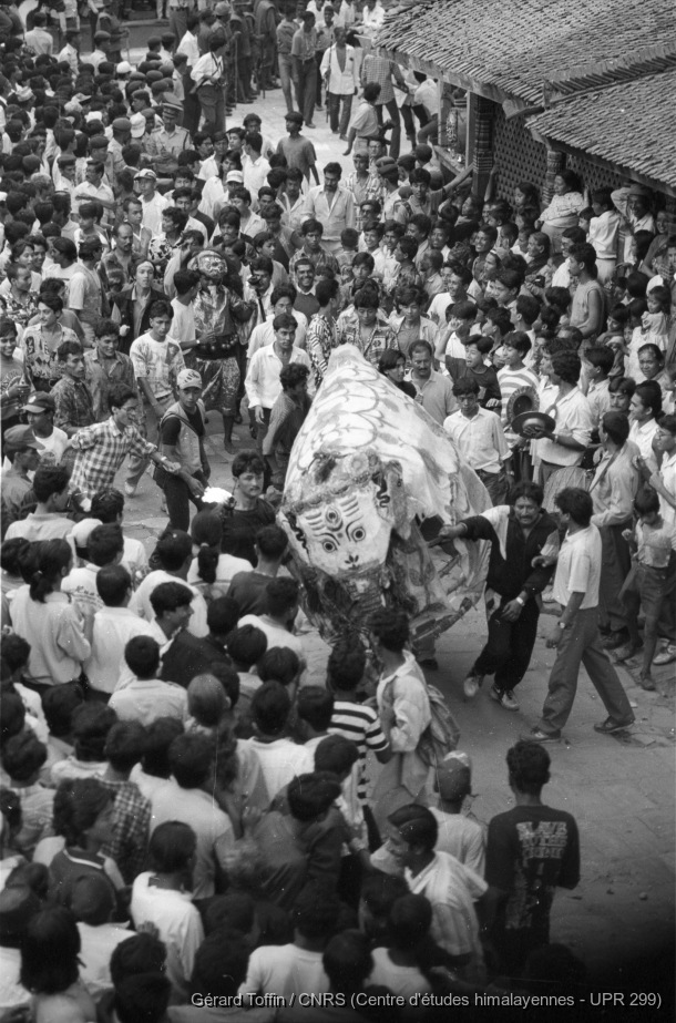 Indra Jatra à Kathmandu (1995) / Indra Jatra : Kishi, l'éléphant d'Indra (troupe de Kilagal) devant le char de la Kumari (procession du 2e jour) / Toffin, Gérard  / Kathmandu (Kathmandu district), Népal 