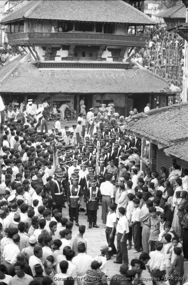 Indra Jatra à Kathmandu (1995) / Indra Jatra : procession accompagnant le départ du char de la Kumari (2e jour), militaires / Toffin, Gérard  / Kathmandu (Kathmandu district), Népal 