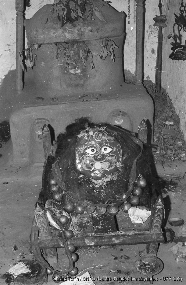 Indra Jatra à Kathmandu (1995) / Indra Jatra : Majipat lakhe dans son temple, avant qu'il ne sorte. Majipat est le nom d'un quartier qui a donné son nom au lakhe, habité par la caste des imprimeurs, Ranjitkar / Toffin, Gérard  / Kathmandu (Kathmandu district), Népal 