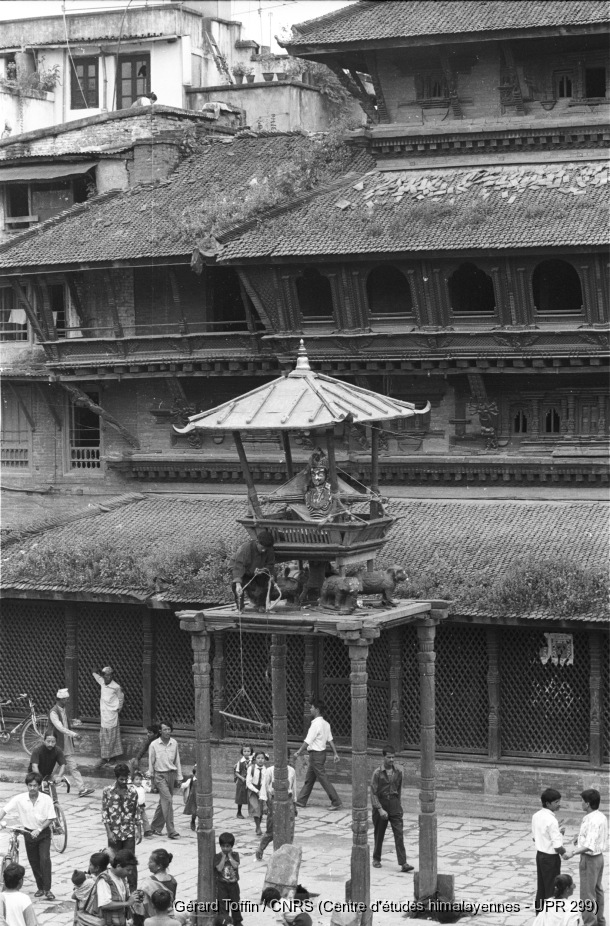 Indra Jatra à Kathmandu (1995) / Indra Jatra : construction du char/échafaudage portant la statue d'Indra 
  / Toffin, Gérard  / Kathmandu (Kathmandu district), Népal 
