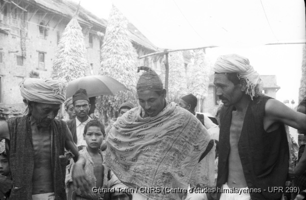 Kun pyaakhan, un théâtre disparu (1971-1975)  / Kun pyaakhan (kũ pyākhã) lors de l'Indra Jatra : assistants. Représentation annuelle du théâtre dansé d'enfants kun pyaakhan (kũ pyākhã) lors de l'Indra Jatra. Interprété par des garçons (moins de 16 ans) choisis parmi les quatre clans shivaïtes fondateurs du village, cet art performatif a aujourd'hui disparu
  / Toffin, Gérard  / Pyangaon (Lalitpur district), Népal 