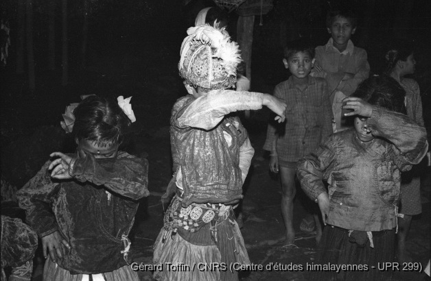 Kun pyaakhan, un théâtre disparu (1971-1975)  / Kun pyaakhan (kũ pyākhã) lors de l'Indra Jatra : le roi Dharmasturi entouré de ses deux reines, Dharmalakshmî et Dharmakeshvarî. Représentation annuelle du théâtre dansé d'enfants kun pyaakhan (kũ pyākhã) lors de l'Indra Jatra. Interprété par des garçons (moins de 16 ans) choisis parmi les quatre clans shivaïtes fondateurs du village, cet art performatif a aujourd'hui disparu
  / Toffin, Gérard  / Pyangaon (Lalitpur district), Népal 