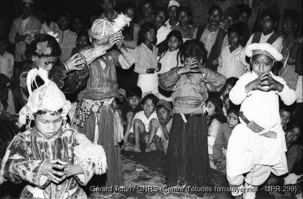 Kun pyaakhan, un théâtre disparu (1971-1975)  / Kun pyaakhan (kũ pyākhã) lors de l'Indra Jatra : le prince Râj Kumâr, la reine aînée Dharmalakshmî, le roi Dharmasturi, la reine cadette Dharmakeshvarî et un soldat sipâi. Représentation annuelle du théâtre dansé d'enfants kun pyaakhan (kũ pyākhã) lors de l'Indra Jatra. Interprété par des garçons (moins de 16 ans) choisis parmi les quatre clans shivaïtes fondateurs du village, cet art performatif a aujourd'hui disparu
  / Toffin, Gérard  / Pyangaon (Lalitpur district), Népal 