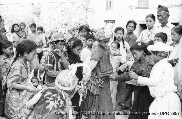 Kun pyaakhan, un théâtre disparu (1971-1975)  / Kun pyaakhan (kũ pyākhã) lors de l'Indra Jatra. Personnage du jeune roi entouré par ses deux reines
 / Toffin, Gérard  / Pyangaon (Lalitpur district), Népal 