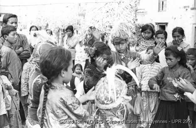 Kun pyaakhan, un théâtre disparu (1971-1975)  / Kun pyaakhan (kũ pyākhã) lors de l'Indra Jatra. Personnage du jeune roi entouré par ses deux reines
 / Toffin, Gérard  / Pyangaon (Lalitpur district), Népal 