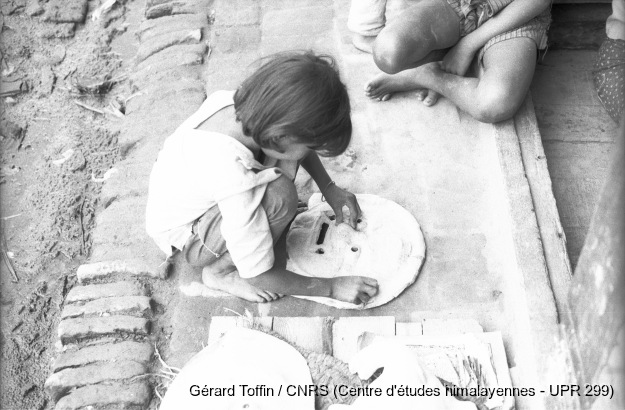 Fabrication des masques rituels (1974) / Fabrication de masques rituels par les Citrakar : modelage final des détails. Fabrication de masques rituels par la caste des Citrakar (
