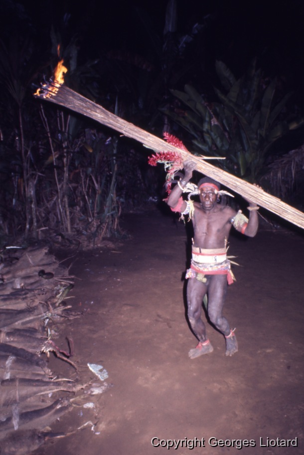 Funérailles à  Malakula (Malekula, Mallicolo) Vanuatu / Lik-Lik avec une torche dans les mains: 3h du matin : les hommes parcourent le Nasara avec des torches allumées  / Liotard, Georges / Lamap, Malekula, Vanuatu