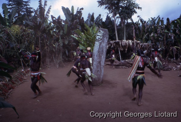 Funérailles à  Malakula (Malekula, Mallicolo) Vanuatu / Danses. Les danses reprennent sur le Nasara autour du tambour. / Liotard, Georges / Lamap, Malekula, Vanuatu