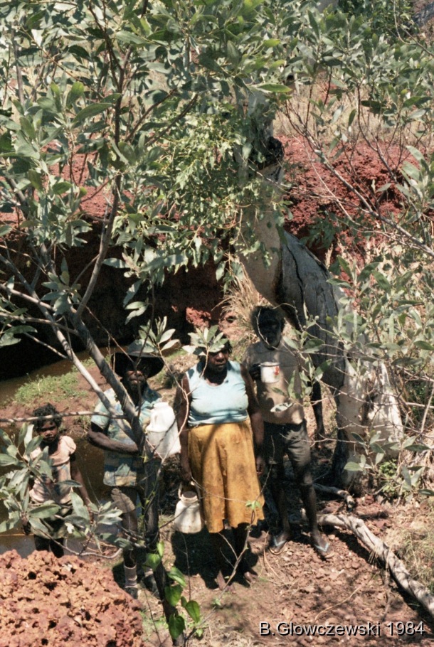 Hunting, Lajamanu 1984 (2) / Kurlungalinpa / Barbara Glowczewski / Tanami desert, Central Australia