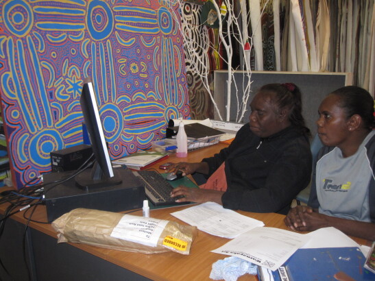 Lajamanu, July 2011 / learning how to use ODSAS / Barbara Glowczewski / Warnayaka Arts, Lajamanu, Central Australia