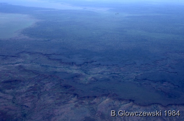 Aerials 1984: Lajamanu and the Tanami desert / Aerial shots from Katherine to Lajamanu  / Barbara Glowczewski / Tanami Desert, Central Australia