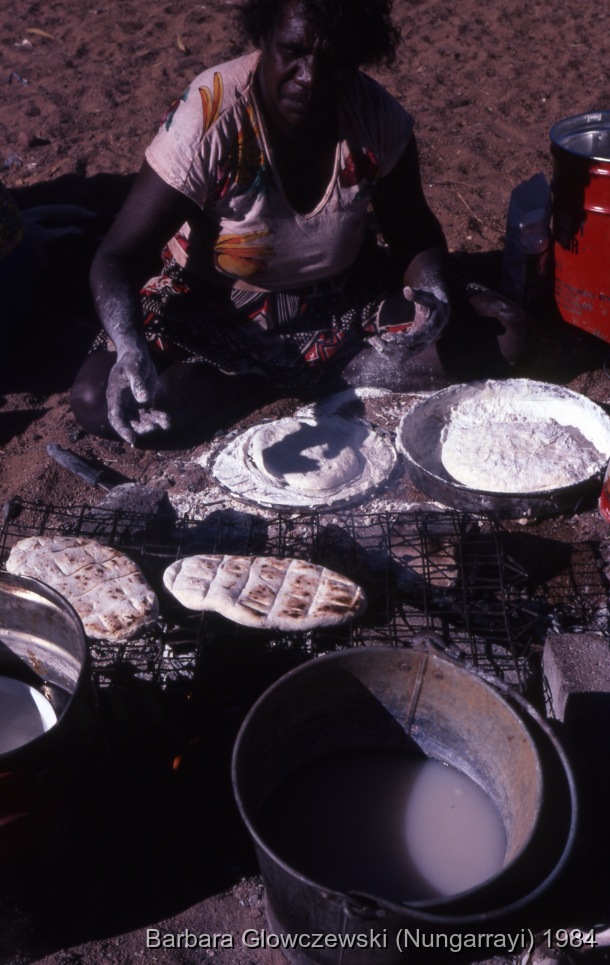 Fieldwork, Lajamanu 1984 /   Pampirriya Nungarrayi cooking damper  / Barbara Glowczewski / Lajamanu, Tanami Desert, Central Australia, NT