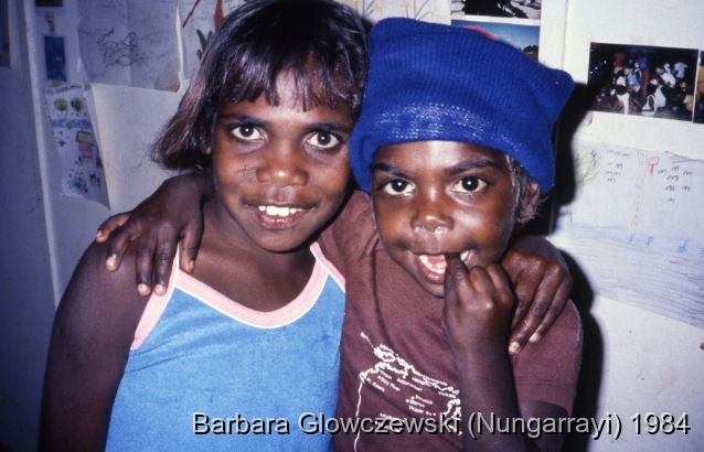Fieldwork, Lajamanu 1984 /  SallyAnne Nampijinpa Burns (daughter of Pampirriya Nungarrayi) and other child / Barbara Glowczewski / Lajamanu, Tanami Desert, Central Australia, NT