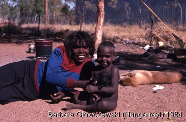 Fieldwork, Lajamanu 1984 /  Marleen Nampijinpa Burns with son Shaun Japanangka Johnson / Barbara Glowczewski / Lajamanu, Tanami Desert, Central Australia, NT