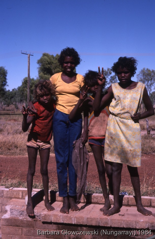 Fieldwork, Lajamanu 1984 /  Rosilyn Burns Nampijinpa (Pampirriya's daughter) / Barbara Glowczewski / Lajamanu, Tanami Desert, Central Australia, NT