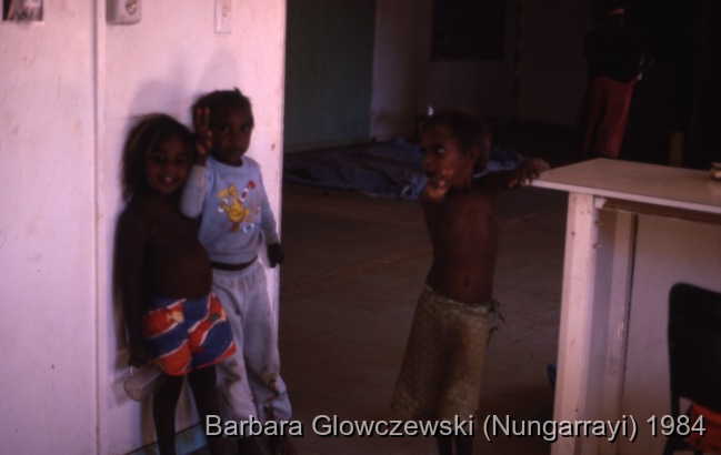 Fieldwork, Lajamanu 1984 /  Juddy Napanangka and Philomena  / Barbara Glowczewski / Lajamanu, Tanami Desert, Central Australia, NT