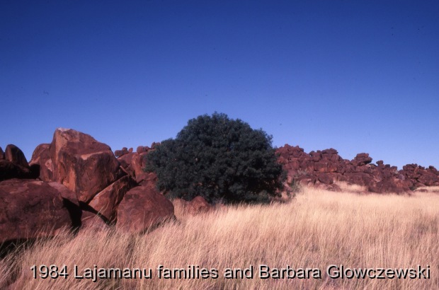 Granites 1 / yarduyardurlu; Travelling  and camping  with the Menzies family / Barbara Glowczewski / Granites, Tanami Desert, Central Australia