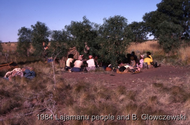 Granites 2 / Women under the shade while they are painted each others YAWAKIYI (Bush plum); Making a video to protect Yarturluyarturlu / Barbara Glowczewski / The Granites (Yarturluyarturlu), Tanami Desert, Central Australia, NT
