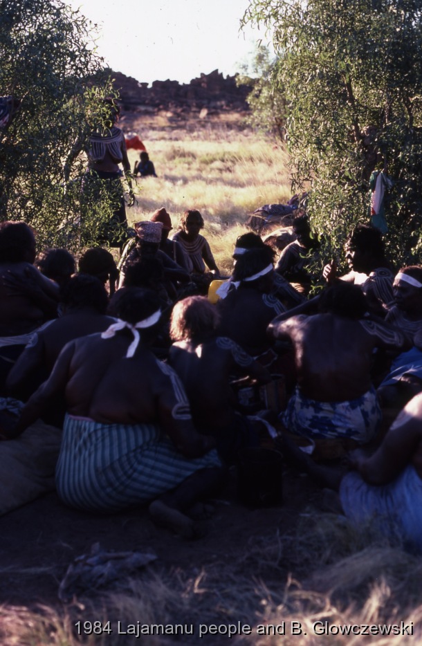 Granites 2 / Women paint YAWAKIYI (Bush plum) on the back; Making a video to protect Yarturluyarturlu / Barbara Glowczewski / The Granites (Yarturluyarturlu), Tanami Desert, Central Australia, NT
