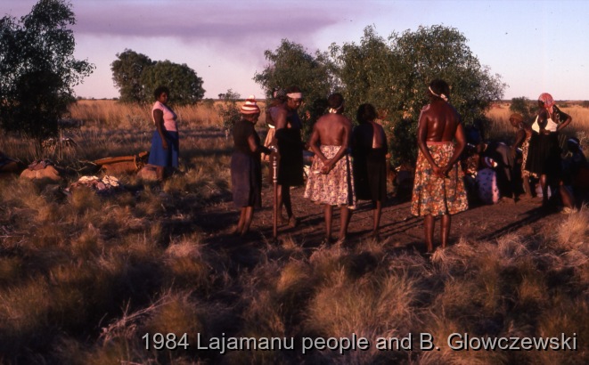 Granites 2 / Kurdungurlu are ready to dance; Making a video to protect Yarturluyarturlu / Barbara Glowczewski / The Granites (Yarturluyarturlu), Tanami Desert, Central Australia, NT