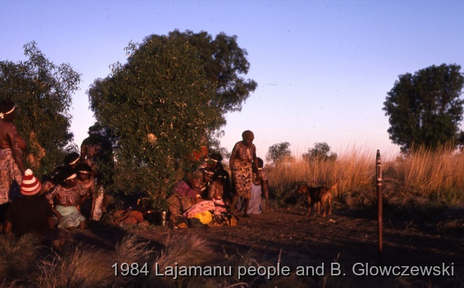 Granites 2 / YAWAKIYI (Bush plum) dance with a kuturu (stick)  erected in the ground; Making a video to protect Yarturluyarturlu / Barbara Glowczewski / The Granites (Yarturluyarturlu), Tanami Desert, Central Australia, NT