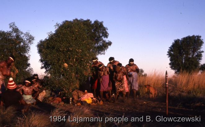 Granites 2 / YAWAKIYI (Bush plum) dance in front of a kuturu (stick)  erected in the ground; Making a video to protect Yarturluyarturlu / Barbara Glowczewski / The Granites (Yarturluyarturlu), Tanami Desert, Central Australia, NT