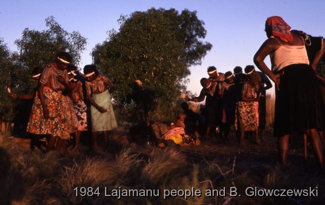 Granites 2 / Two groups of women dance YAWAKIYI (Bush plum); Making a video to protect Yarturluyarturlu / Barbara Glowczewski / The Granites (Yarturluyarturlu), Tanami Desert, Central Australia, NT