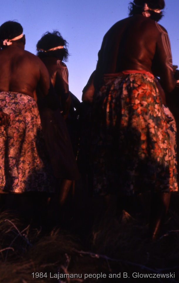Granites 2 / Women dance YAWAKIYI (Bush plum); Making a video to protect Yarturluyarturlu / Barbara Glowczewski / The Granites (Yarturluyarturlu), Tanami Desert, Central Australia, NT