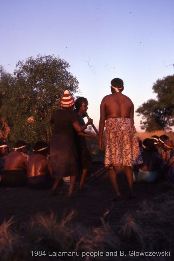 Granites 2 / A woman holds a kuturu (stick); YAWAKIYI (Bush plum) dance; Making a video to protect Yarturluyarturlu / Barbara Glowczewski / The Granites (Yarturluyarturlu), Tanami Desert, Central Australia, NT