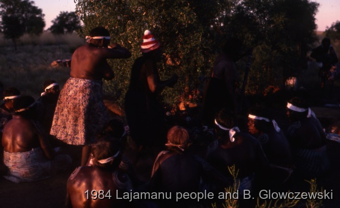 Granites 2 / YAWAKIYI (Bush plum) dance; Making a video to protect Yarturluyarturlu / Barbara Glowczewski / The Granites (Yarturluyarturlu), Tanami Desert, Central Australia, NT