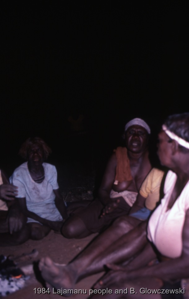 Granites 2 / Night singing; Pampiryia, Maisy and Melody; Making a video to protect Yarturluyarturlu / Barbara Glowczewski / The Granites (Yarturluyarturlu), Tanami Desert, Central Australia, NT