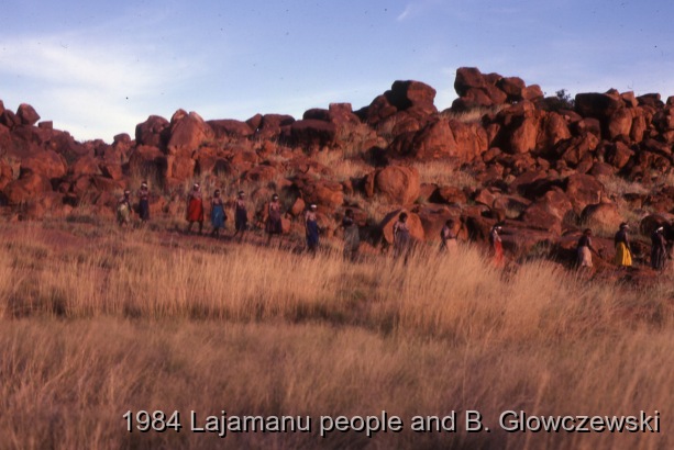 Granites 2 / Women's walk; Making a video to protect Yarturluyarturlu / Barbara Glowczewski / The Granites (Yarturluyarturlu), Tanami Desert, Central Australia, NT