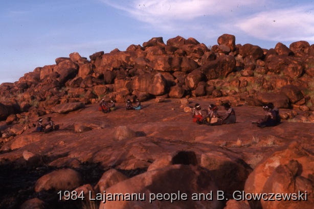 Granites 2 / Women sitting at Jilimi (Women's camp); making a video to protect Yarturluyarturlu / Barbara Glowczewski / The Granites (Yarturluyarturlu), Tanami Desert, Central Australia, NT