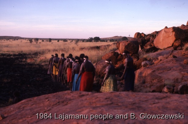 Granites 2 / Women leave Jilimi (women's camp); Making a video to protect Yarturluyarturlu / Barbara Glowczewski / The Granites (Yarturluyarturlu), Tanami Desert, Central Australia, NT