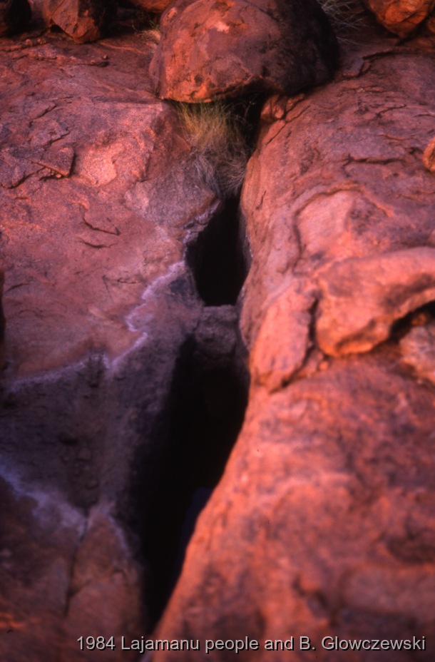 Granites 2 / Rockhole 3 at jilimi (women's camp) at Yarturluyarturlu; Making a video to protect Yarturluyarturlu / Barbara Glowczewski / The Granites (Yarturluyarturlu), Tanami Desert, Central Australia, NT