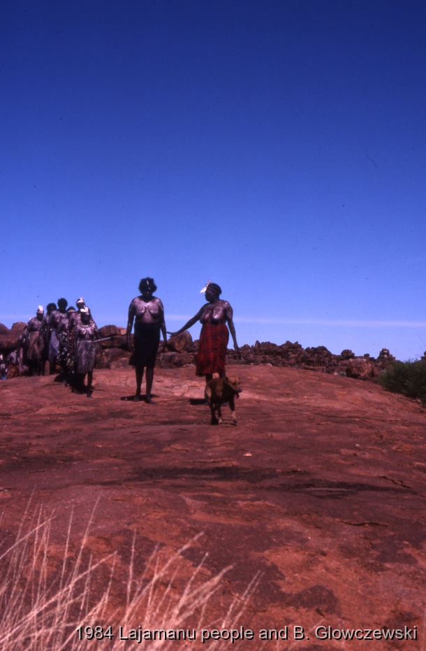 Granites 2 / Women are coming for the second shooting at jilimi (women's camp); Making a video to protect Yarturluyarturlu / Barbara Glowczewski / The Granites (Yarturluyarturlu), Tanami Desert, Central Australia, NT