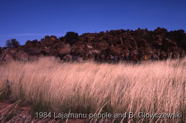 Granites 2 / Walk to Mont soak; Making a video to protect Yarturluyarturlu / Barbara Glowczewski / The Granites (Yarturluyarturlu), Tanami Desert, Central Australia, NT