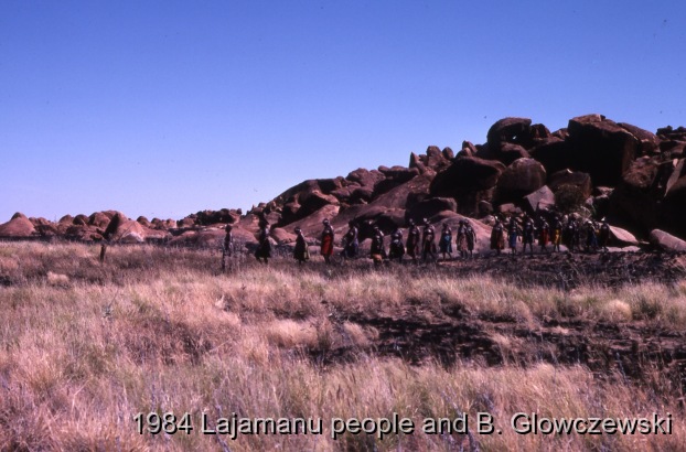 Granites 2 / Walk from Soak to 'snake'; Making a video to protect Yarturluyarturlu / Barbara Glowczewski / The Granites (Yarturluyarturlu), Tanami Desert, Central Australia, NT