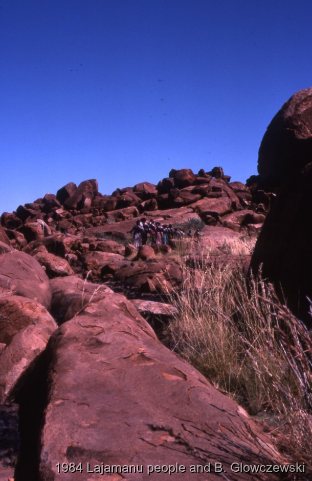 Granites 2 / Walk to swamp ; Making a video to protect Yarturluyarturlu / Barbara Glowczewski / The Granites (Yarturluyarturlu), Tanami Desert, Central Australia, NT