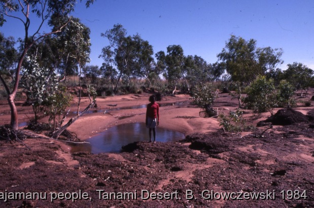 Hunting, Warlpiri people, Lajamanu 1984 (1) / Sally AHunting (wirliniyi), digging for yam & goanna  / Barbara Glowczewski / Parnta Creek, Tanami desert, Central Australia