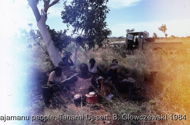 Hunting, Warlpiri people, Lajamanu 1984 (1) / Group of women under the shade, Hunting (wirliniyi), digging for yam & goanna  / Barbara Glowczewski / Kurlungalinpa road (Buchanan hill), Tanami desert, Central Australia