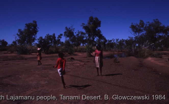 Hunting, Warlpiri people, Lajamanu 1984 (1) / Women in front of Winnecke creek, Hunting (wirliniyi), digging for yam & goanna  / Barbara Glowczewski / Winnecke creek, Kurlungalinpa road (Buchanan hill), Tanami desert, Central Australia