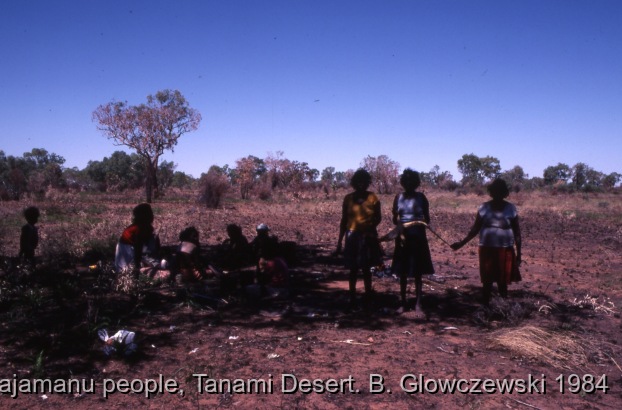 Hunting, Warlpiri people, Lajamanu 1984 (1) / Group of women, Hunting (wirliniyi), digging for yam & goanna  / Barbara Glowczewski / Jinalka creek, Kurlungalinpa road (Buchanan hill), Tanami desert, Central Australia