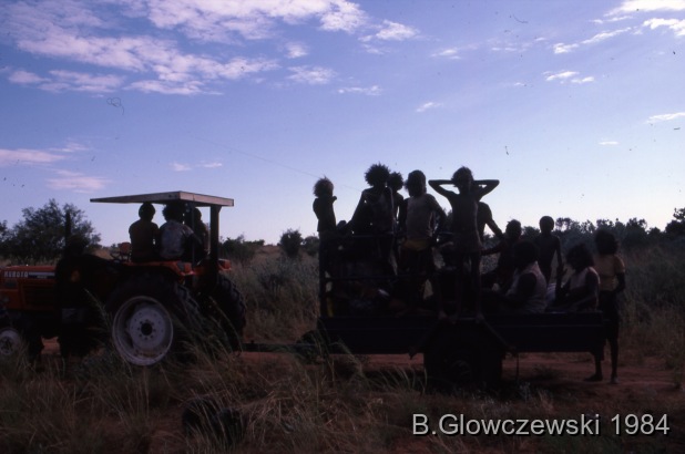 Hunting, Lajamanu 1984 (2) / Tractor; Camping with the Gibson family / Barbara Glowczewski / Kurlungalinpa, Tanami desert, Central Australia