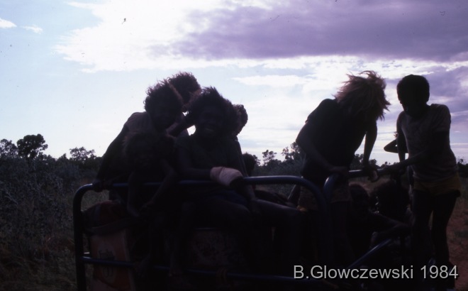 Hunting, Lajamanu 1984 (2) / Kids on tractor; Camping with the Gibson family / Barbara Glowczewski / Kurlungalinpa, Tanami desert, Central Australia