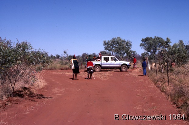 Hunting, Lajamanu 1984 (2) / Training to film: Marylin Jonhson Nampijinpa and Saddy Napurrurla / Barbara Glowczewski / 28 miles (from Lajamanu), Tanami Desert, Central Australia